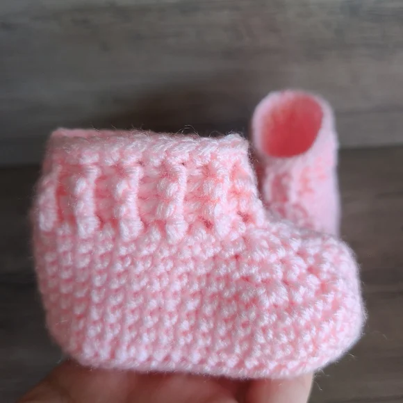 New pink baby booties, Baby shoes, crochet shoes, newborn shoes, girl shoes - Picture 7 of 10